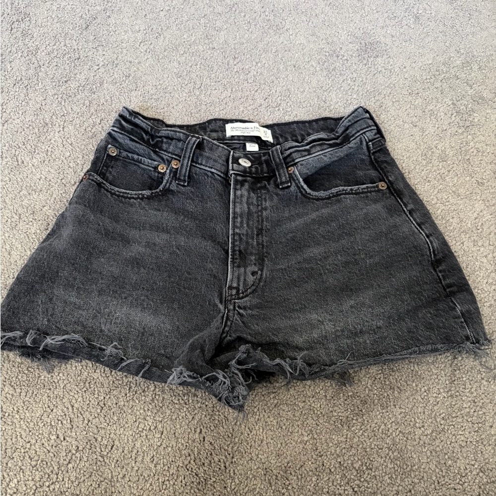 Abercrombie Curve Love 90’s High Rise Relaxed Cutoff Short
